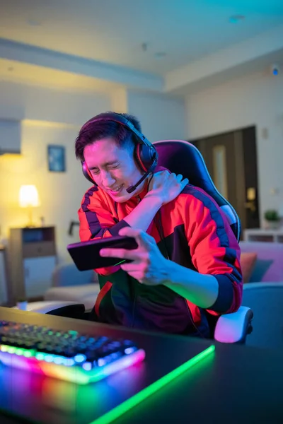 Young Asian Esport Gamer Har Skuldersmerter Mens Han Spiller Nettspill – stockfoto