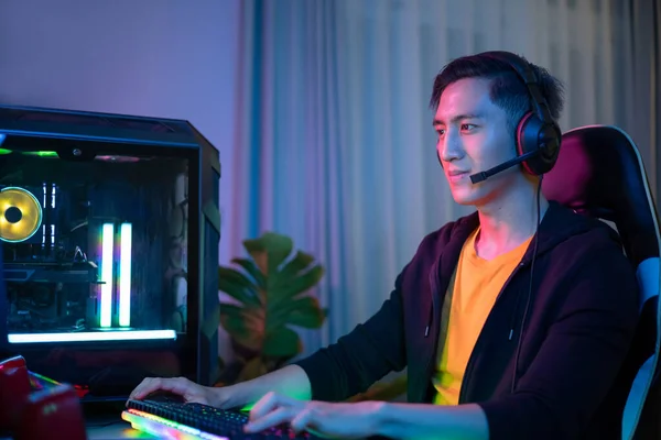 Young Asian Handsome Pro Gamer Spielt Online Cyber Sport Game — Stockfoto