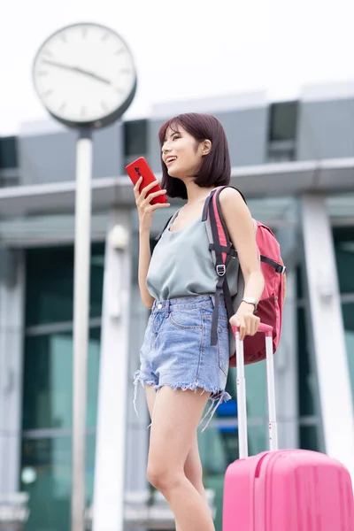 Asiatico Femmina Viaggiatore Uso Smartphone Fuori Terminale Suo Estate Vacanza Foto Stock