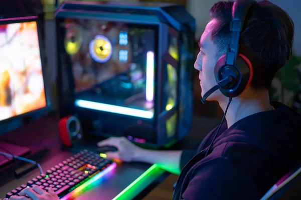 Takaisin Näkymä Nuori Aasialainen Komea Pro Gamer Istuu Alas Pelaa tekijänoikeusvapaita kuvapankkikuvia