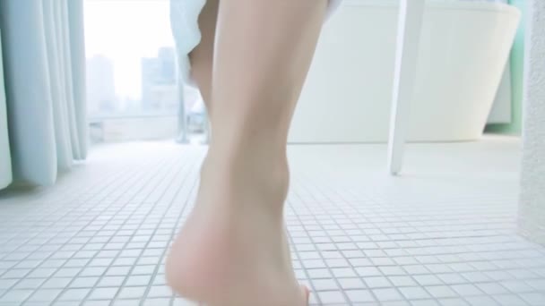 女性の足はバスルームで — ストック動画