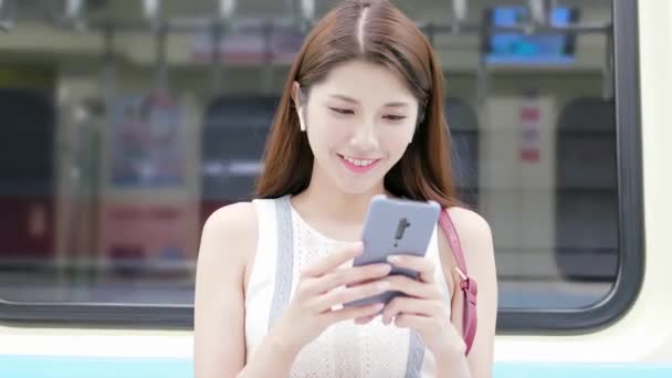 Азиатская женщина использовать 5g смартфон — стоковое видео