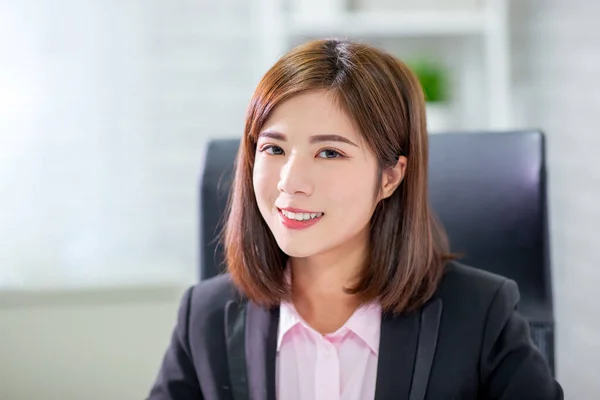 Portrait Young Beautiful Asian Businesswoman Smiling Looking Camera While Sitting — Fotografia de Stock