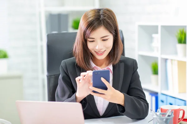 Asiática Mujer Negocios Uso Teléfono Móvil Felizmente Oficina — Foto de Stock