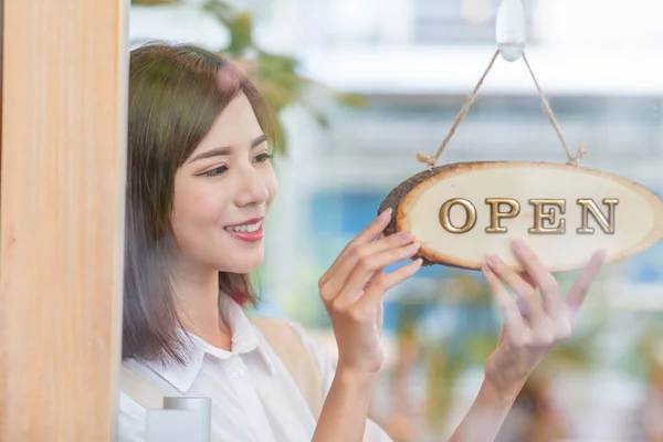 Mooie Winkelier Draaien Open Teken Ochtend — Stockfoto