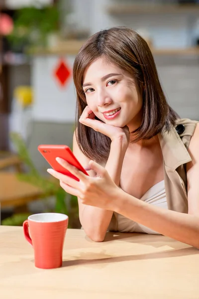Молода Жінка Використовує Мобільний Телефон Посміхається Тобі Кав Ярні — стокове фото