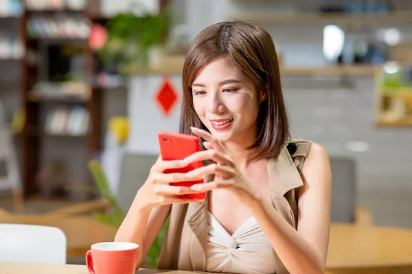 Young Woman Use Mobile Phone Coffee Shop — Stock Photo, Image