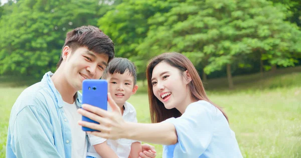 Jovem Pai Tirar Selfie Com Criança Feliz Parque — Fotografia de Stock