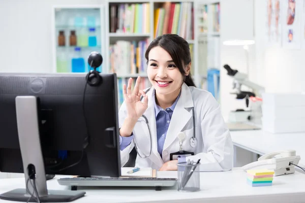 Telemedizin Konzept Asiatische Ärztin Hört Patientin Symptom Internet Und Zeigt — Stockfoto
