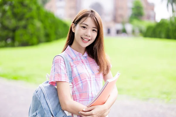 Asiatische College Studentin Lächelt Sie Mit Büchern Der Hand Auf — Stockfoto