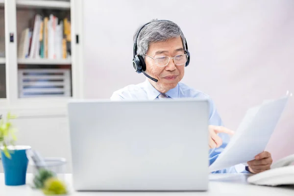 Koncepce Práce Dálku Asijský Senior Businessman Nosí Sluchátka Používat Počítač — Stock fotografie