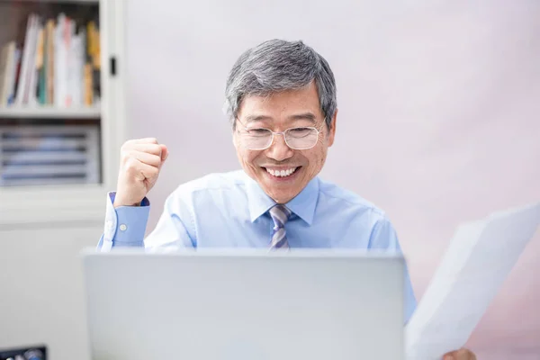 Telearbeit Konzept Asiatischer Senior Geschäftsmann Freut Sich Über Die Bestellung — Stockfoto