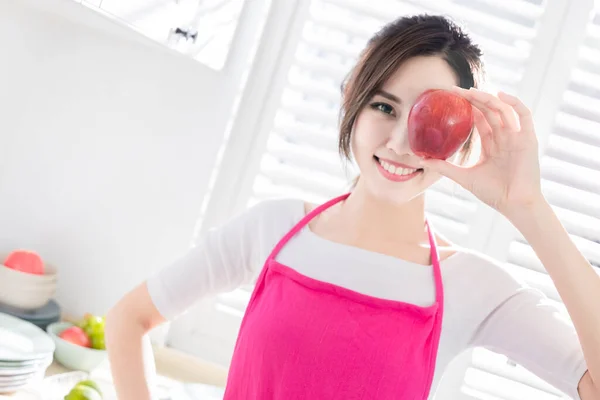 Asiatische Hausfrau Hält Einen Apfel Und Bedeckt Ein Auge — Stockfoto