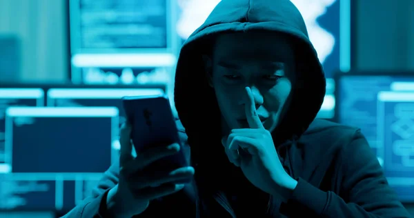 Nahaufnahme Von Asiatischen Männlichen Hacker Mit Mobiltelefon Und Zeigen Die — Stockfoto