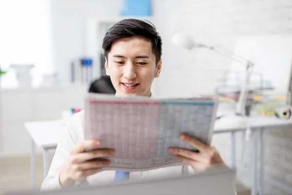 Asiatisk Forretningsmann Leser Aviser Kontoret – stockfoto