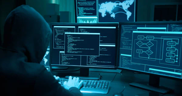 Backview Van Aziatische Mannelijke Hacker Gebruik Computer Een Misdaad Plegen — Stockfoto