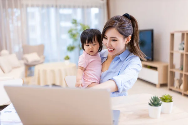 Asian Young Woman Her Daughter Have Video Chat Laptop Happily — Stock Photo, Image