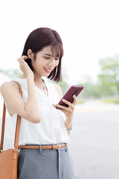 Asiatico Giovani Businesswoman Uso Smart Phone Mentre Pendolarismo Città — Foto Stock