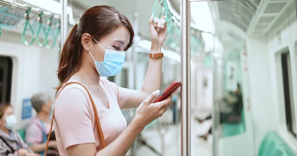 Asiatica Donna Affari Utilizzare Uno Smartphone Con Maschera Chirurgica Protezione — Foto Stock