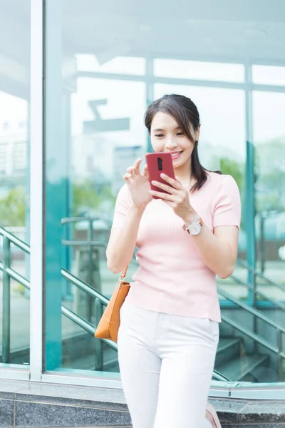 Aziatische Vrouw Met Behulp Van Smartphone Tijdens Het Woon Werkverkeer — Stockfoto