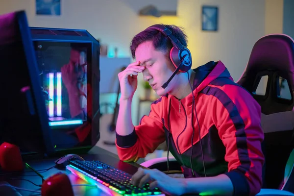 Professional Nuori Aasialainen Mies Gamer Pelaa Verkossa Hänen Olohuoneessa Yöllä — kuvapankkivalokuva