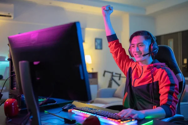 Jeune Asiatique Beau Pro Gamer Sent Excité Lever Les Bras — Photo