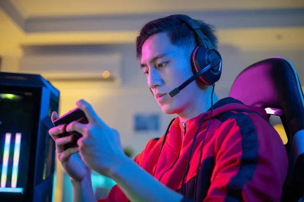 Asiatisk Mann Har Strøm Spiller Mobilspill Smarttelefonen Hjemme – stockfoto