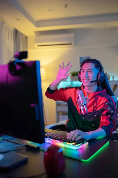 Genç Asyalı Profesyonel Oyuncu Canlı Yayında Hayranlarına Mutlu Bir Şekilde — Stok fotoğraf