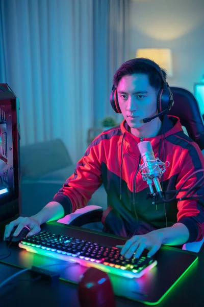 Young Asian Pro Gamer Have Live Stream Home – stockfoto