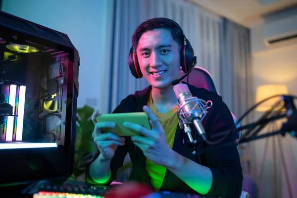 Young Asian Pro Gamer Have Live Stream Play Mobile Game —  Fotos de Stock