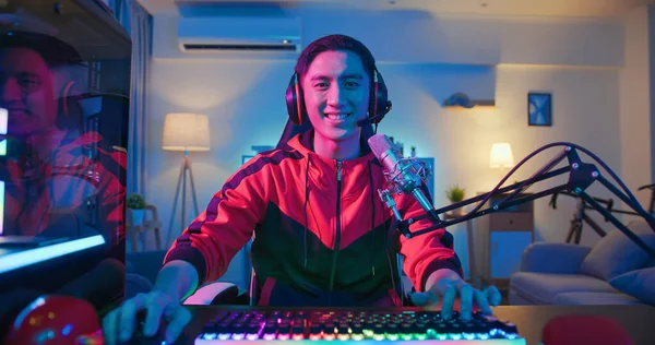 Nuori Aasialainen Pro Gamer Live Stream Onnellisesti Kotona — kuvapankkivalokuva