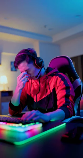 Joven Asiático Esport Gamer Sentir Doloroso Mientras Jugando Línea Vídeo —  Fotos de Stock