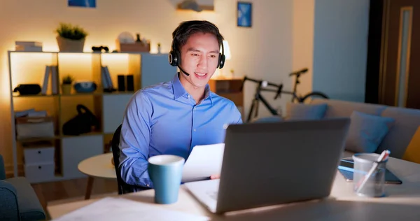 Arbeidskonsept Asiatisk Mann Har Transnasjonal Konferansesamtale Gjennom Bærbar Datamaskin Kvelden – stockfoto