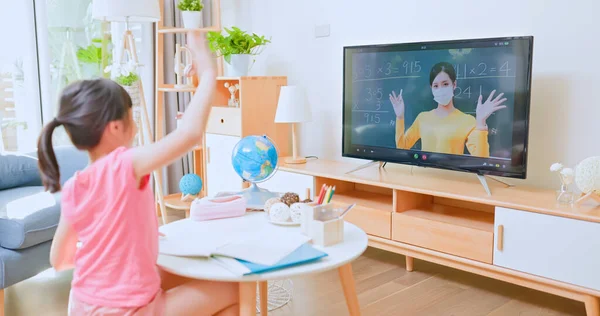 Asyalı Kızın Arka Görünüşü Matematik Öğreniyor Oturma Odasında Televizyonda Online — Stok fotoğraf