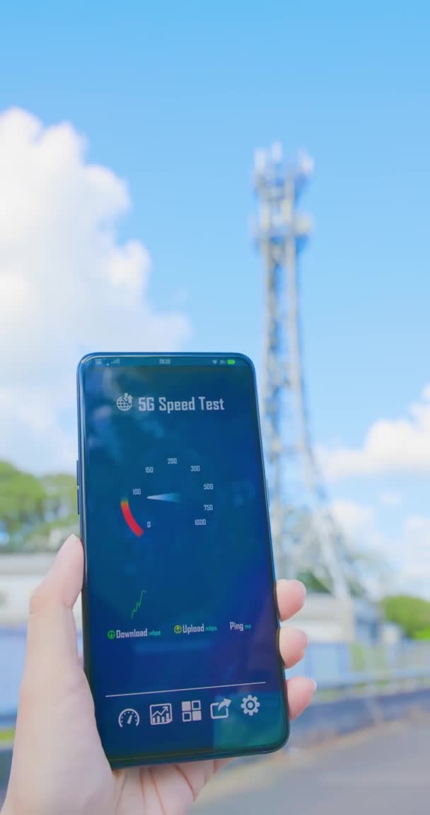 5g speed test near station — Stockvideo