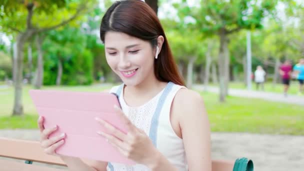 Jong aziatisch meisje gebruik telefoon — Stockvideo