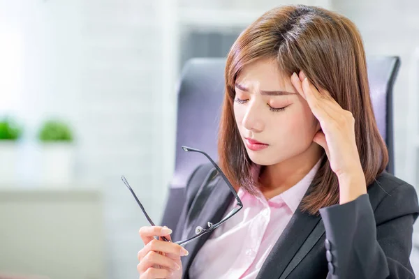 Cansado Asiático Empresária Tendo Dor Cabeça Tirar Óculos Enquanto Trabalhava — Fotografia de Stock