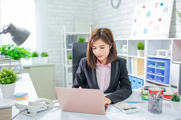 若いアジアの女性は彼女のラップトップでオフィスで働く — ストック写真