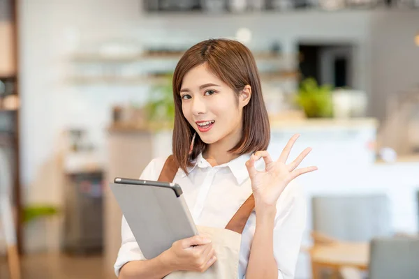 Ung Asiatisk Butikkeier Smiler Til Deg Holder Menyen Restauranten Sin – stockfoto