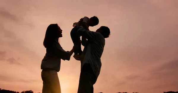 Silueta Asiático Padre Jugar Con Niño Papá Abrazo Chico Aire — Foto de Stock