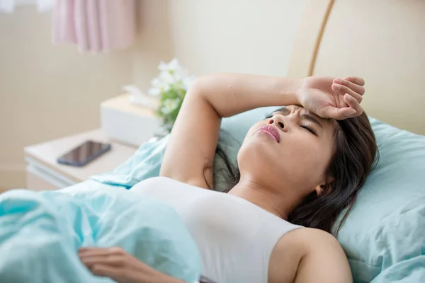 Joven Asiático Mujer Tiene Dificultad Para Dormir Sentirse Infeliz Mañana — Foto de Stock