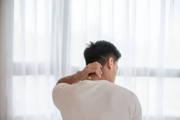 Rückenansicht Des Asiatischen Mannes Hat Nacken Und Schulterschmerzen Nach Dem — Stockfoto