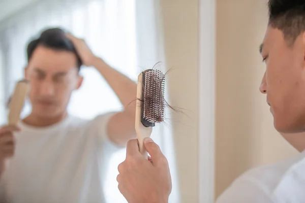 Aasian Mies Murehtia Hänen Väistymässä Hiusraja Katso Peiliin Monia Hiuksia — kuvapankkivalokuva
