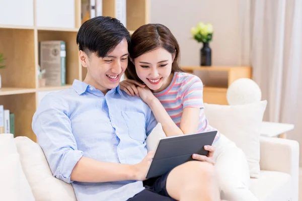 Casal Asiático Olhando Algumas Informações Internet Juntos Por Tablet Digital — Fotografia de Stock