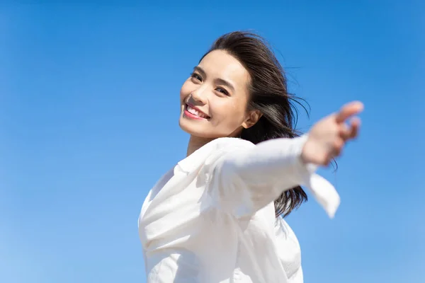 Asian Young Woman Cheering Open Arms 미소를 배경의 당신에게 로열티 프리 스톡 이미지