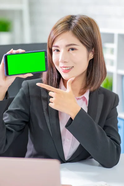 Предпринимательнице Показывают Информацию Смартфоне Зеленым Экраном Стоковое Фото