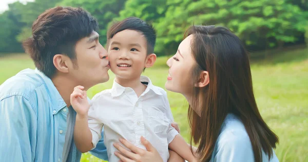 Jóvenes Asiático Padres Beso Niño Felizmente Parque Imágenes de stock libres de derechos