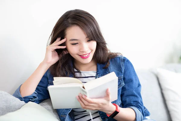 Mujer Asiática Acostada Sofá Está Leyendo Libros Casa Imagen de stock