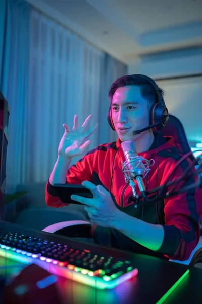 Young Asian Pro Gamer Haben Livestream Und Grüßen Fans Mit — Stockfoto