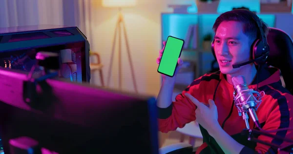 Asiatisk Internettkjendis Har Direktestrøm App Smarttelefonen Med Grønn Skjerm Hjemme – stockfoto